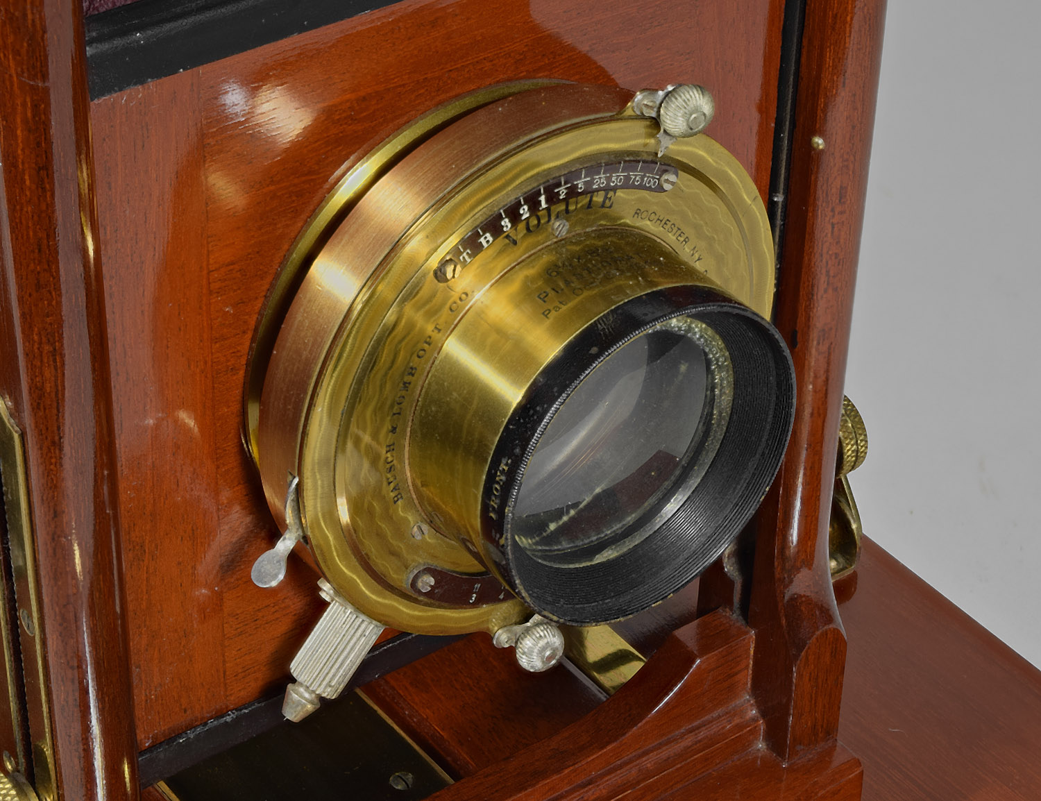 1294.rochester.optical.co.-long.focus.premo.var.3-6x8-lens.rr.in.gold.volute.shutter-1500.jpg