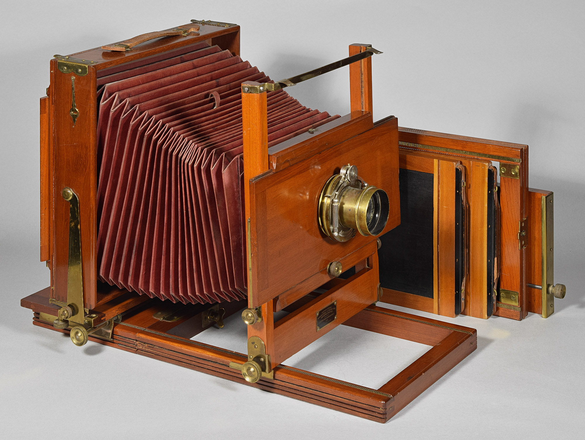 1231.Eastman.Kodak-Eastman.View.No.2-7x11-a-camera.with.two.holders.extension.and.tripod.base-2000.jpg