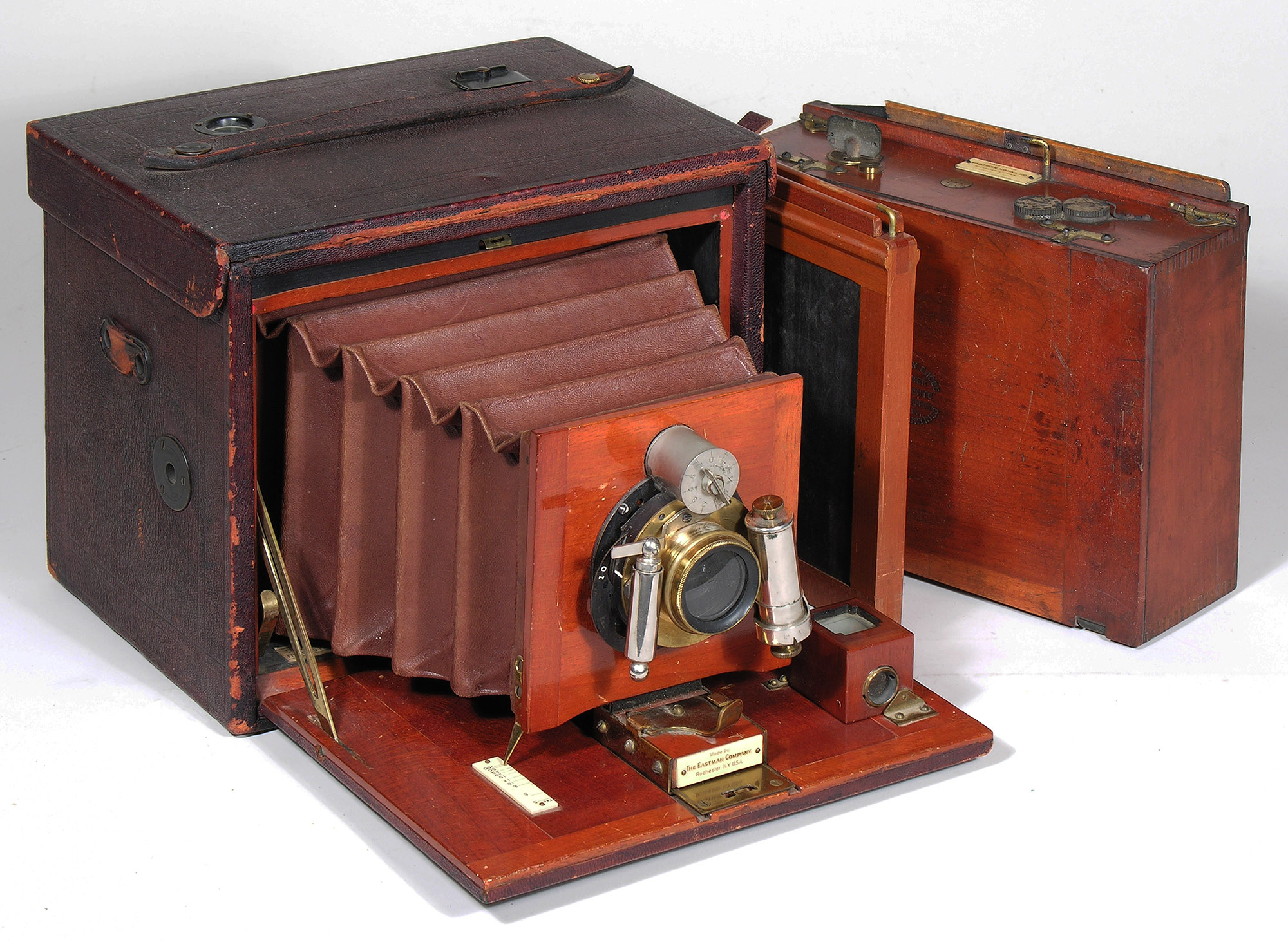 Первый фотоаппарат. Фотоаппарат Кодак 19 век. Первый фотоаппарат Кодак 1888. Джордж Истман первый фотоаппарат. Фотоаппарат Кодак 1890.