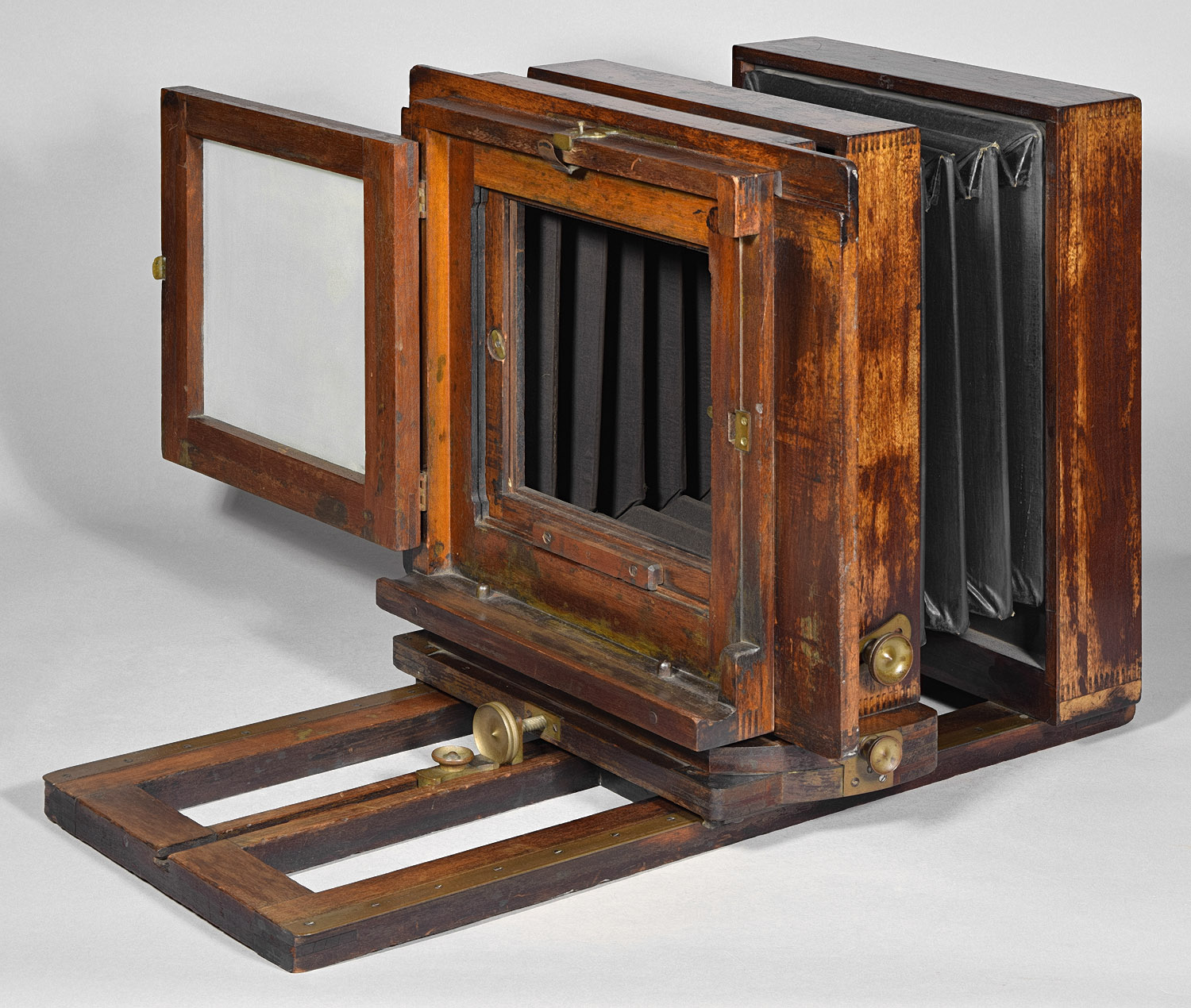 1240-American.Optical.Imperial.Cabinet.Camera-10x10-f-single.lens.gg.open-1500.jpg